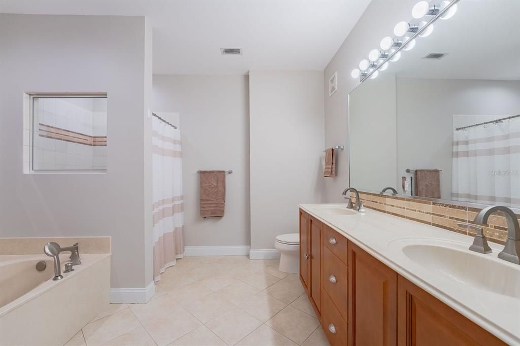 Под контрактом: $875,000 (4 спален, 3 ванн, 2801 Квадратных фут)