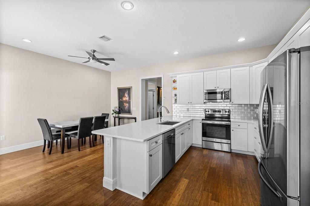 Под контрактом: $875,000 (4 спален, 3 ванн, 2801 Квадратных фут)