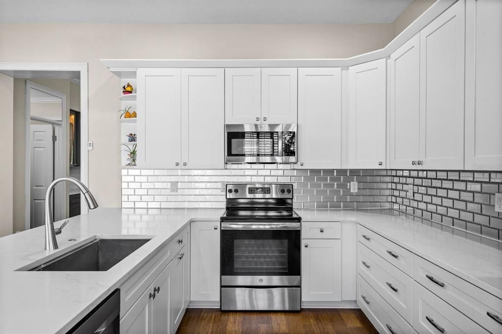 Под контрактом: $875,000 (4 спален, 3 ванн, 2801 Квадратных фут)