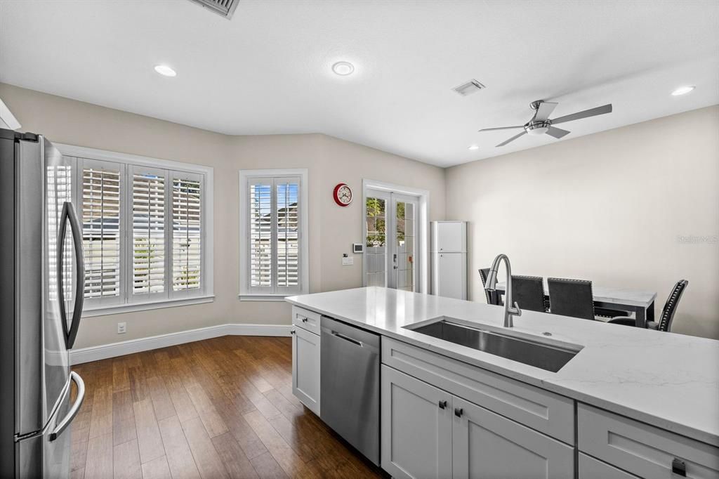 Под контрактом: $875,000 (4 спален, 3 ванн, 2801 Квадратных фут)