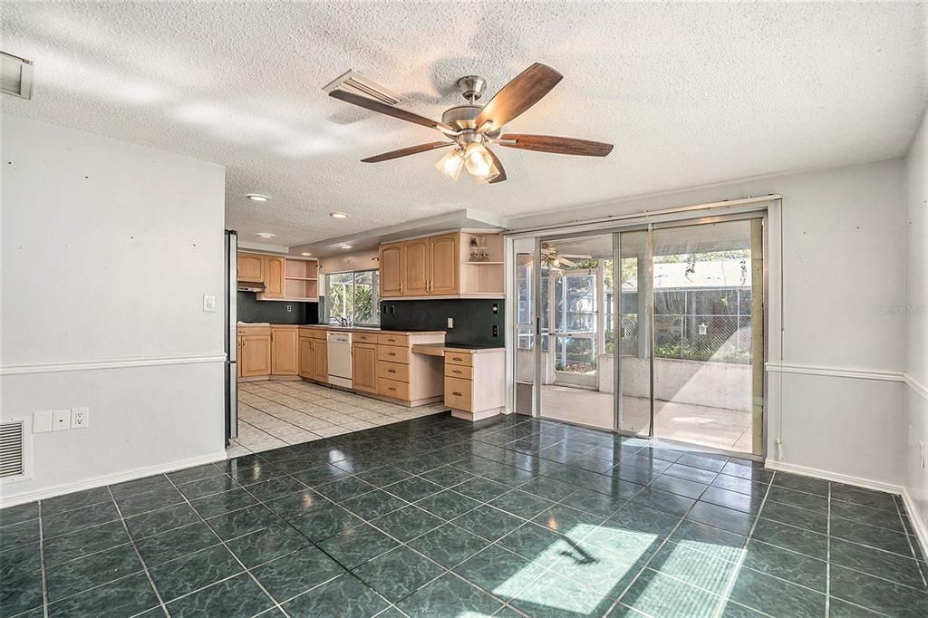 合同活跃: $224,900 (3 贝兹, 2 浴室, 1334 平方英尺)