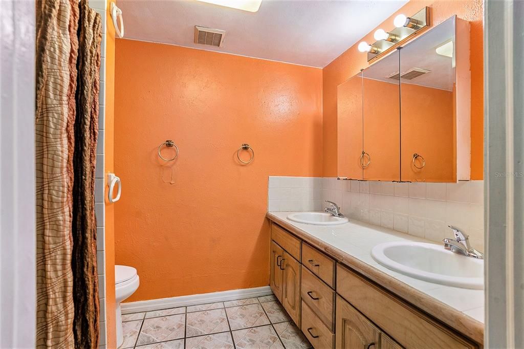 合同活跃: $224,900 (3 贝兹, 2 浴室, 1334 平方英尺)