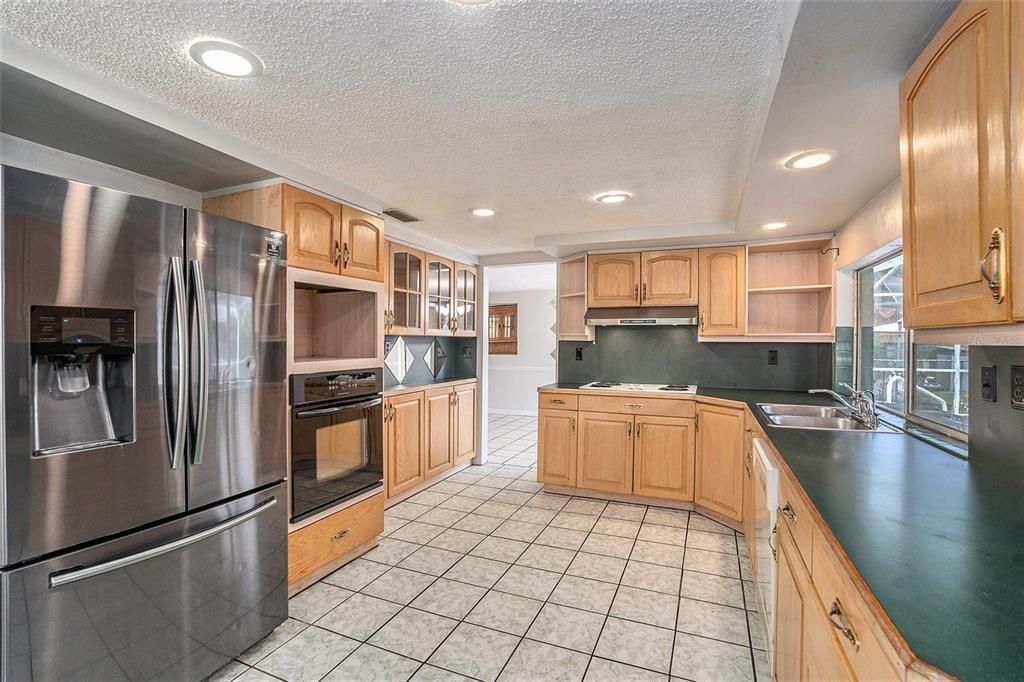 合同活跃: $224,900 (3 贝兹, 2 浴室, 1334 平方英尺)