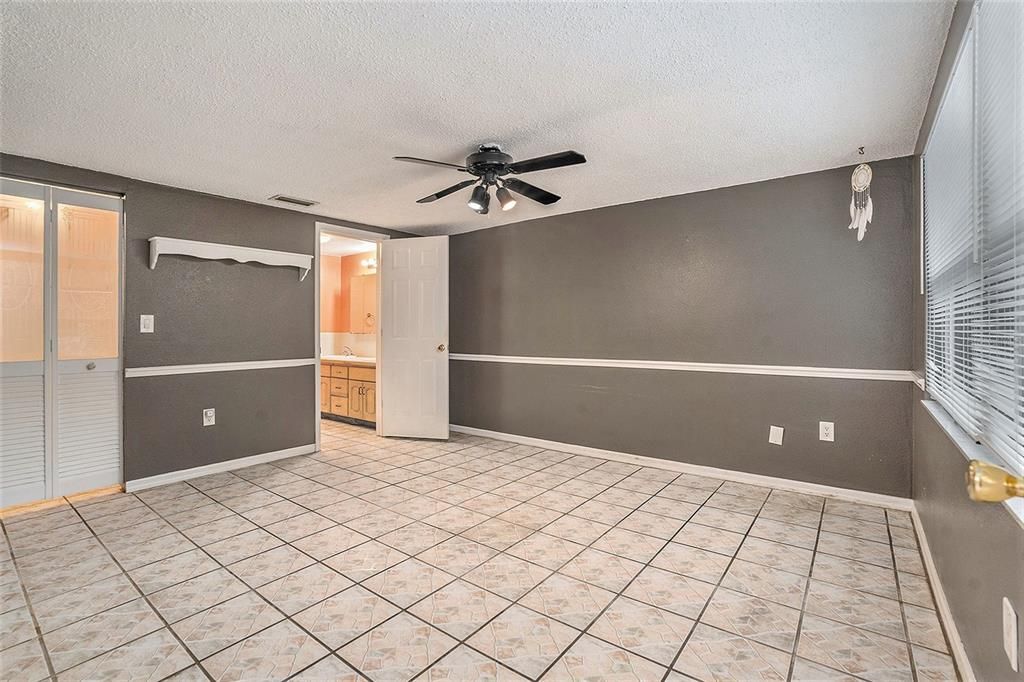 合同活跃: $224,900 (3 贝兹, 2 浴室, 1334 平方英尺)