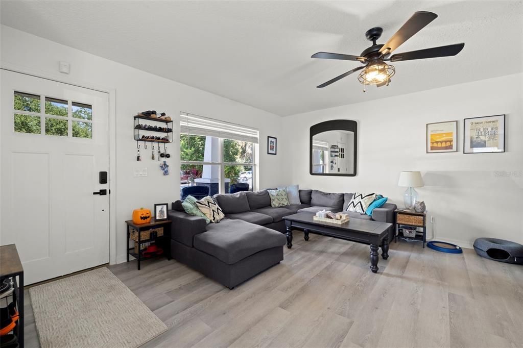 For Sale: $350,000 (3 beds, 2 baths, 1215 Square Feet)