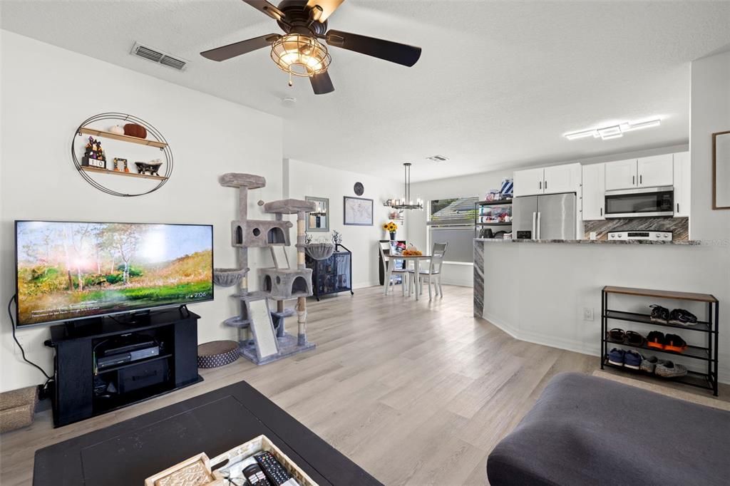 For Sale: $350,000 (3 beds, 2 baths, 1215 Square Feet)