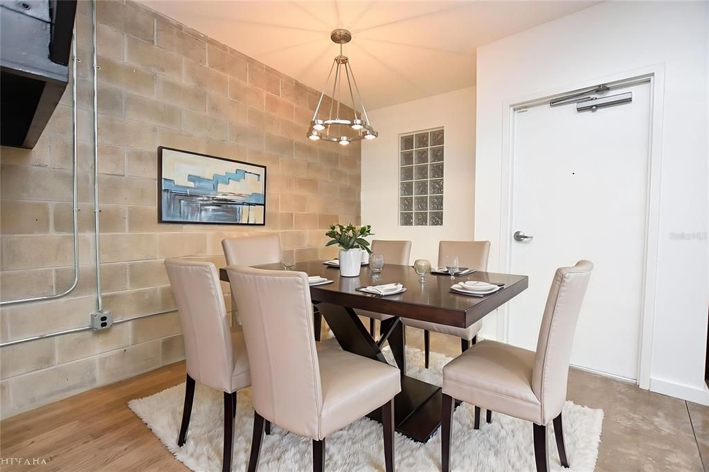 合同活跃: $2,700 (2 贝兹, 2 浴室, 1259 平方英尺)