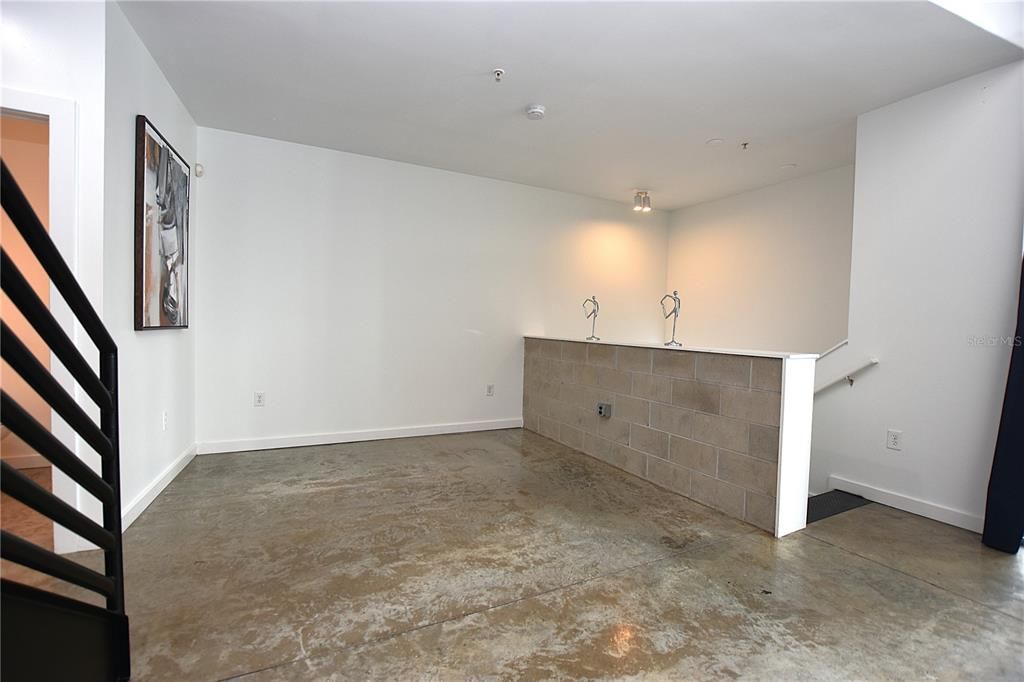 合同活跃: $2,700 (2 贝兹, 2 浴室, 1259 平方英尺)