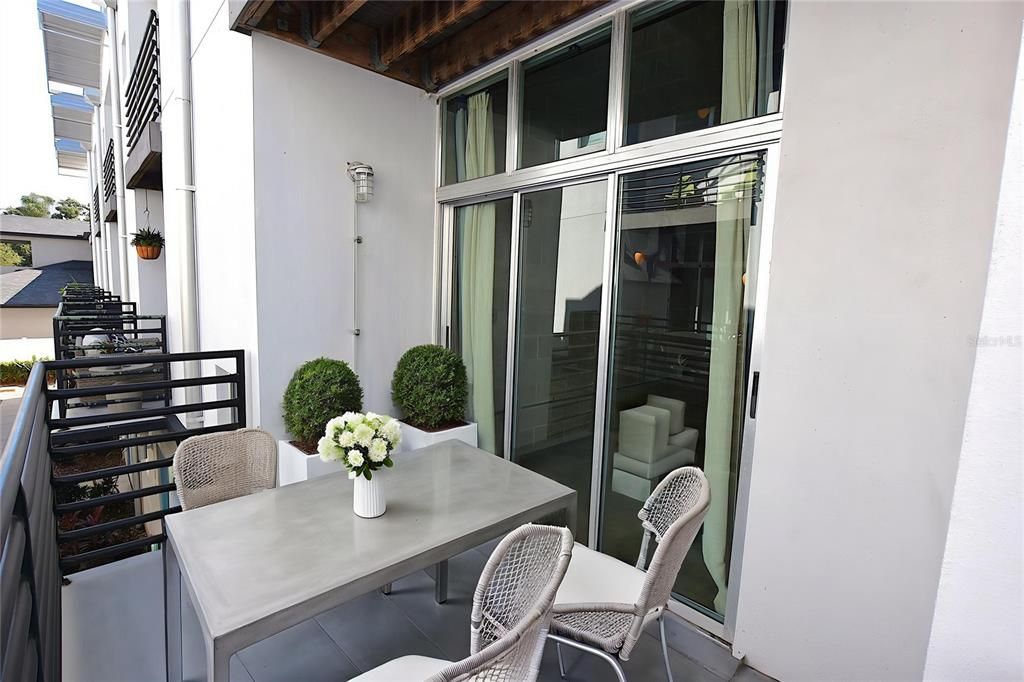 合同活跃: $2,700 (2 贝兹, 2 浴室, 1259 平方英尺)