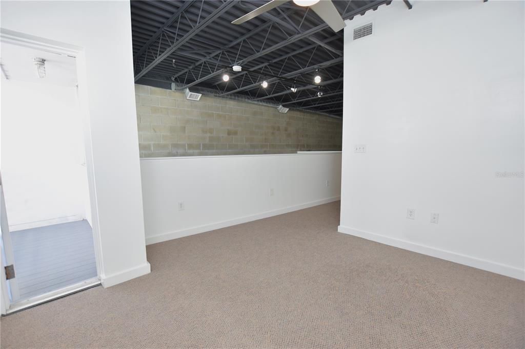 合同活跃: $2,700 (2 贝兹, 2 浴室, 1259 平方英尺)