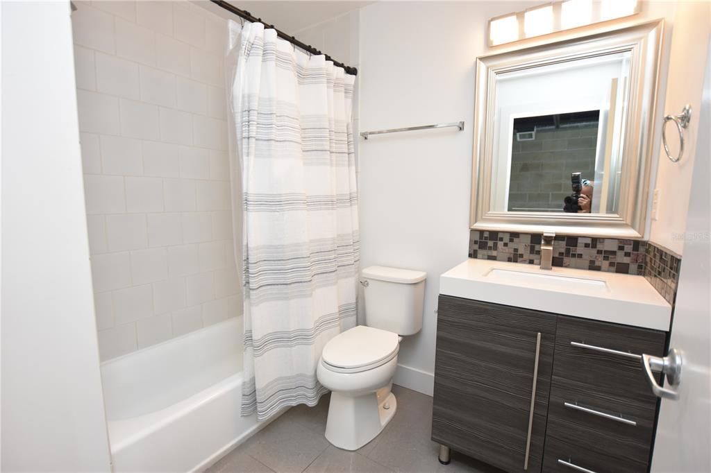 合同活跃: $2,700 (2 贝兹, 2 浴室, 1259 平方英尺)