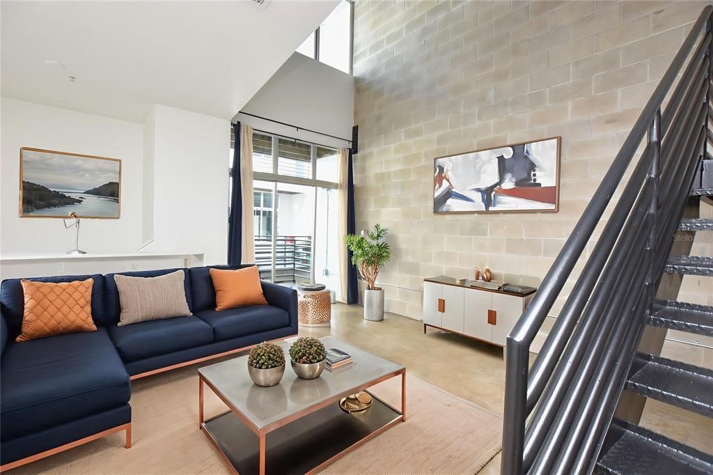 合同活跃: $2,700 (2 贝兹, 2 浴室, 1259 平方英尺)