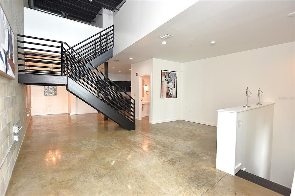 合同活跃: $2,700 (2 贝兹, 2 浴室, 1259 平方英尺)