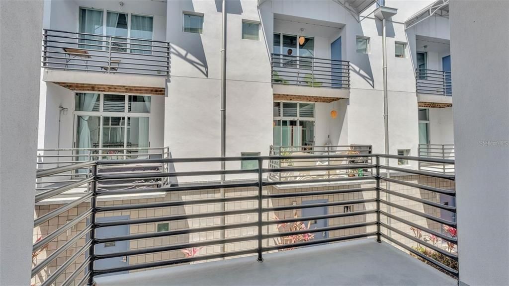 合同活跃: $2,700 (2 贝兹, 2 浴室, 1259 平方英尺)