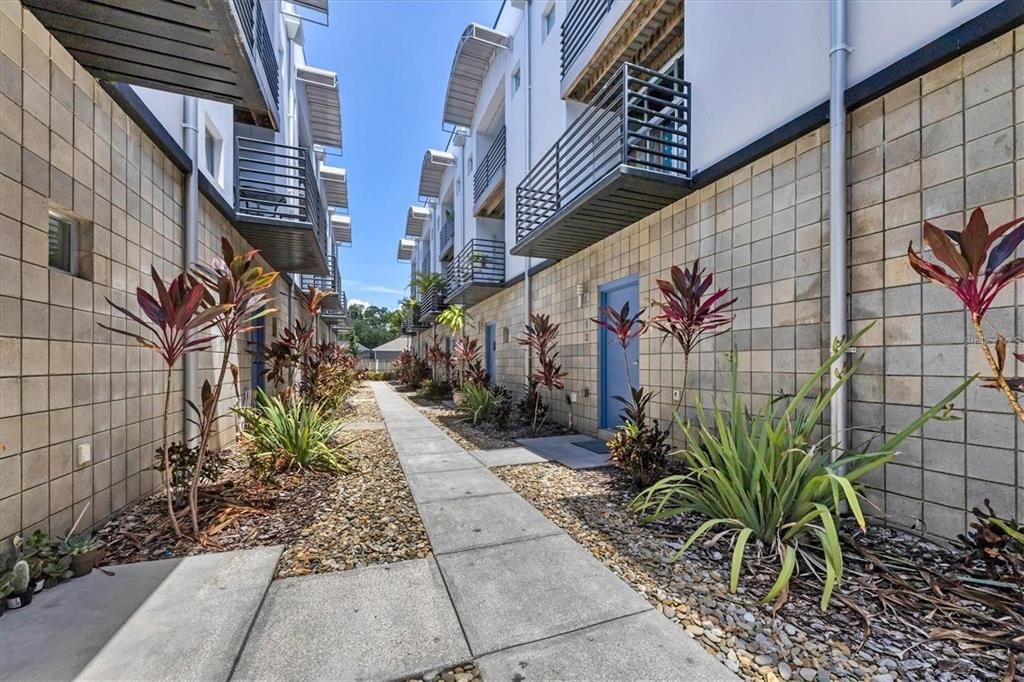 合同活跃: $2,700 (2 贝兹, 2 浴室, 1259 平方英尺)