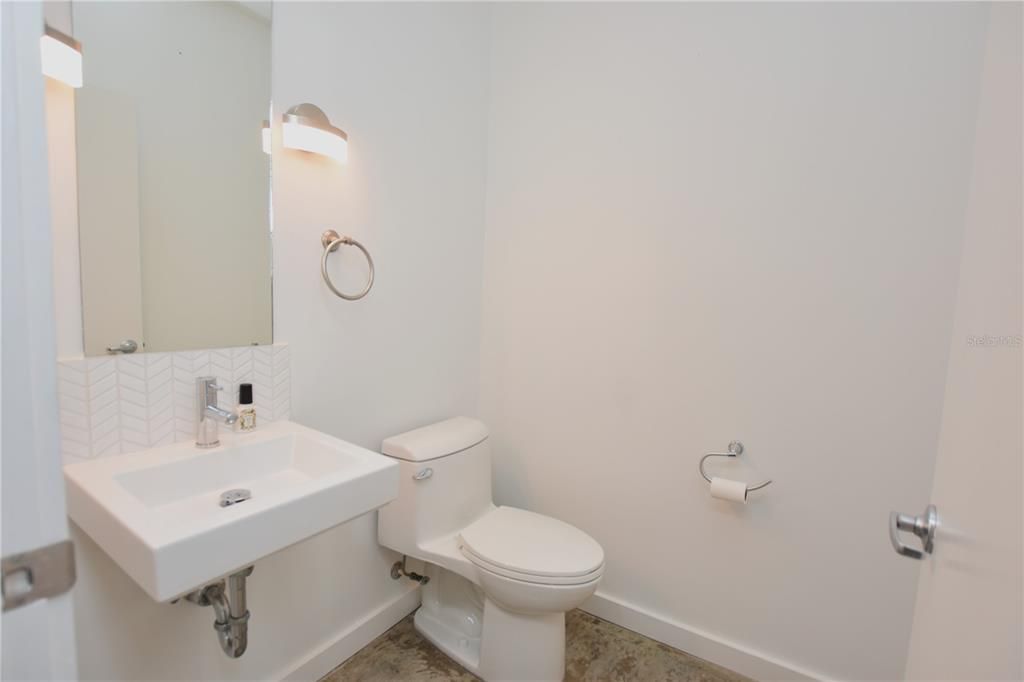 合同活跃: $2,700 (2 贝兹, 2 浴室, 1259 平方英尺)