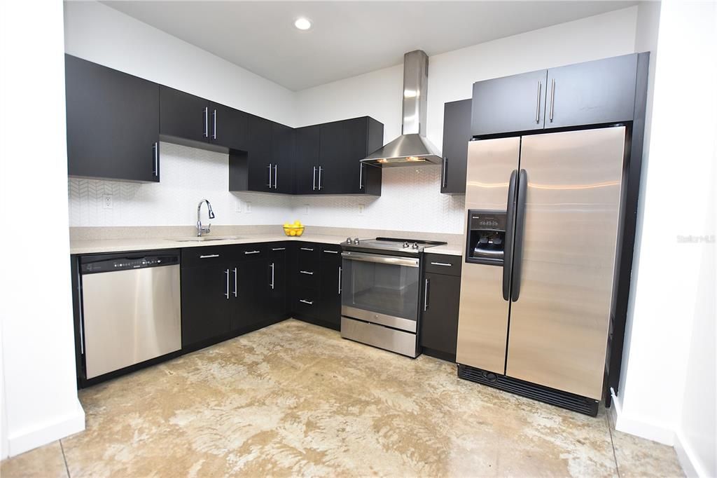 合同活跃: $2,700 (2 贝兹, 2 浴室, 1259 平方英尺)