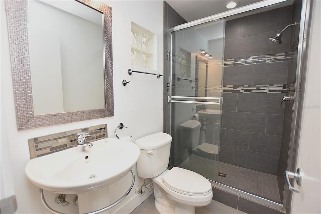 合同活跃: $2,700 (2 贝兹, 2 浴室, 1259 平方英尺)