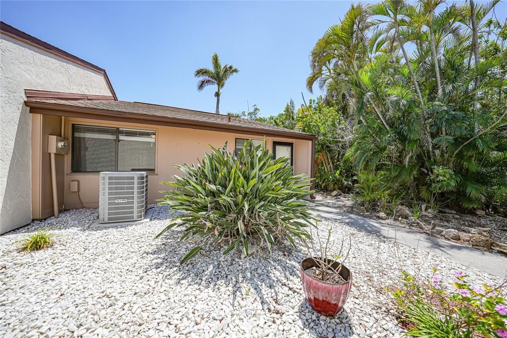 待售: $190,000 (2 贝兹, 1 浴室, 825 平方英尺)