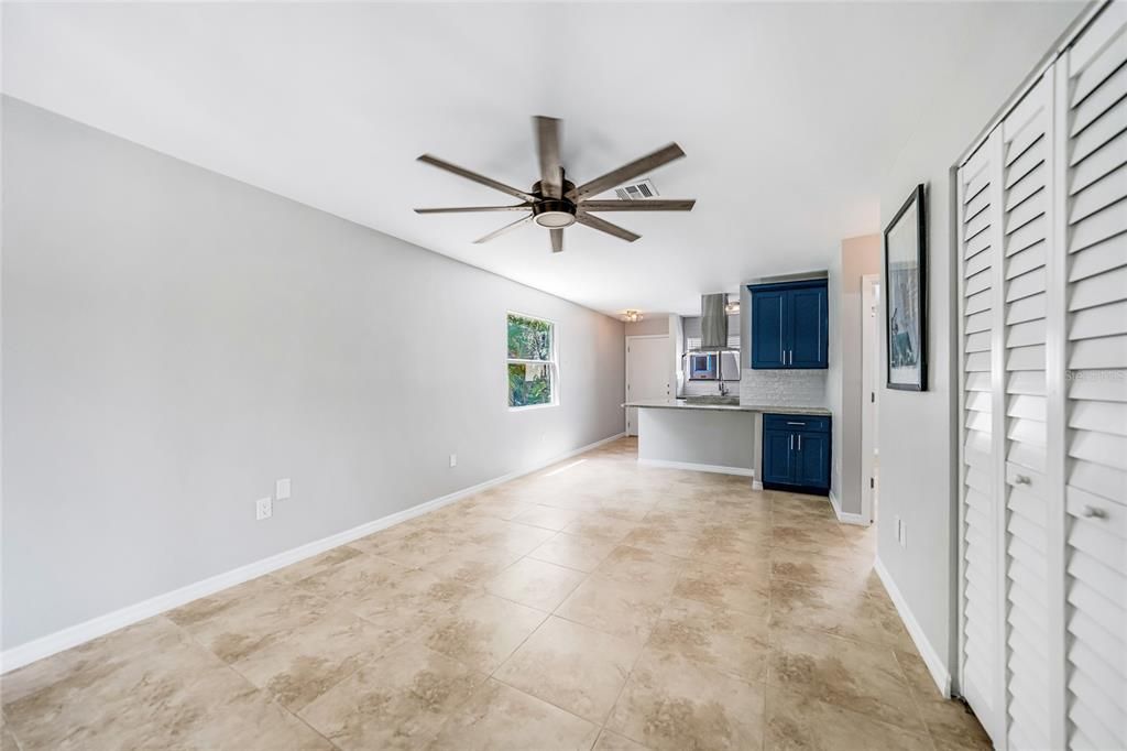 待售: $190,000 (2 贝兹, 1 浴室, 825 平方英尺)