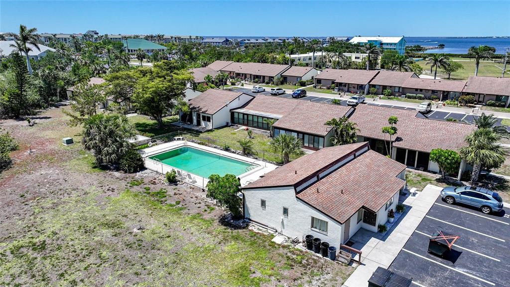 待售: $190,000 (2 贝兹, 1 浴室, 825 平方英尺)