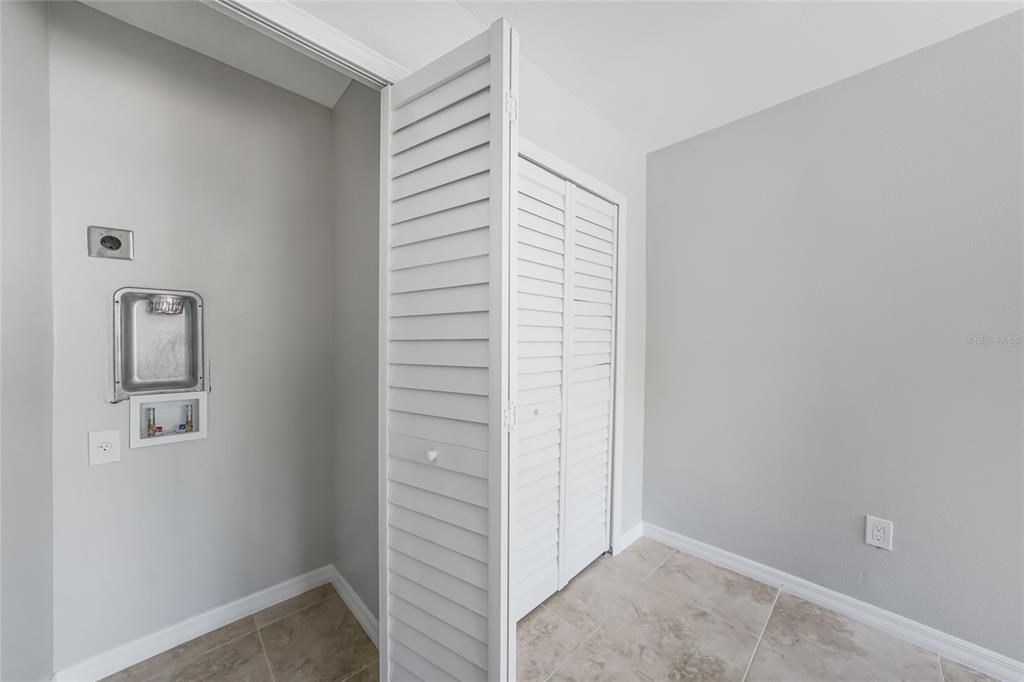 待售: $190,000 (2 贝兹, 1 浴室, 825 平方英尺)