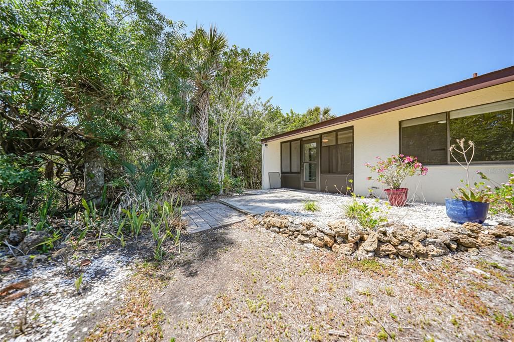 待售: $190,000 (2 贝兹, 1 浴室, 825 平方英尺)