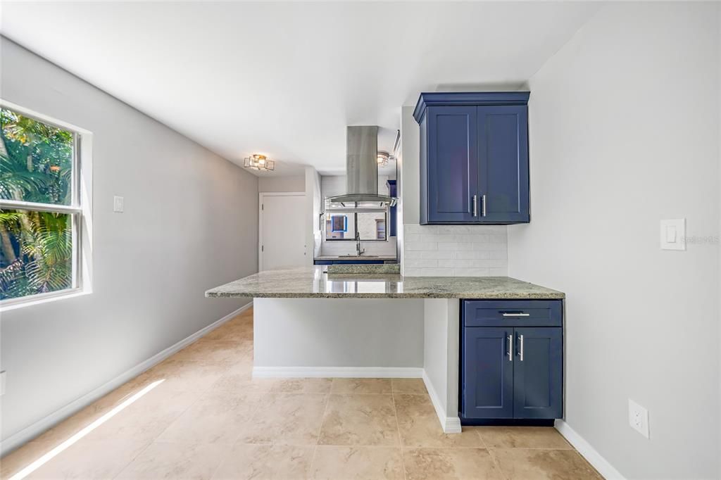 待售: $190,000 (2 贝兹, 1 浴室, 825 平方英尺)