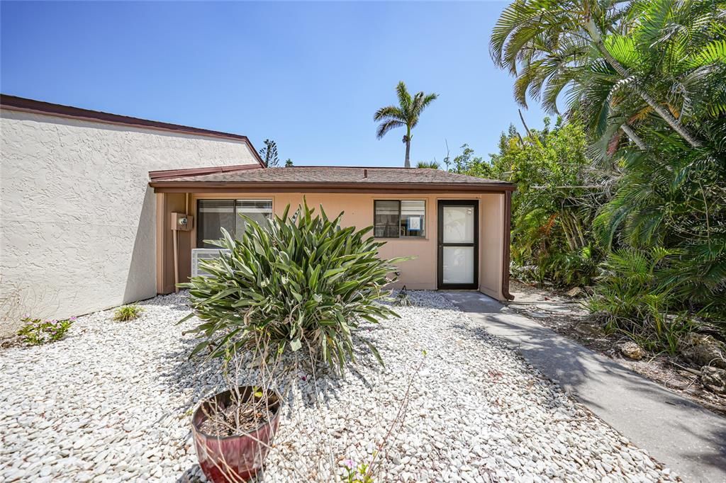 待售: $190,000 (2 贝兹, 1 浴室, 825 平方英尺)