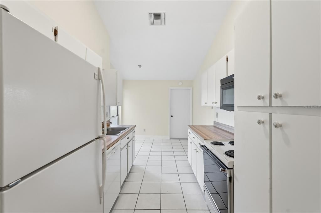 For Sale: $275,000 (2 beds, 2 baths, 1100 Square Feet)