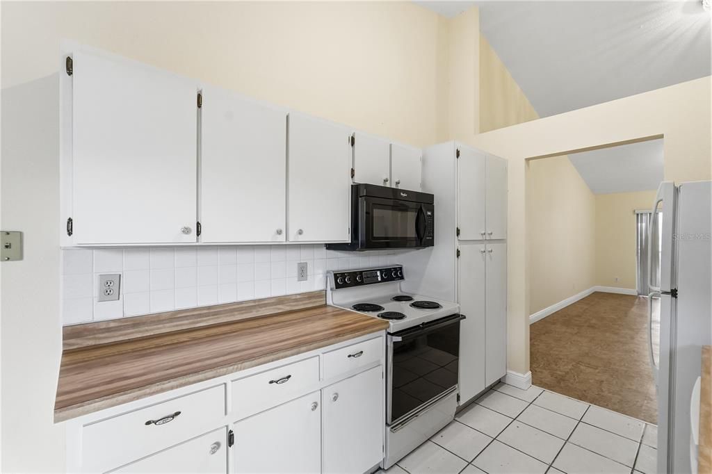 For Sale: $275,000 (2 beds, 2 baths, 1100 Square Feet)