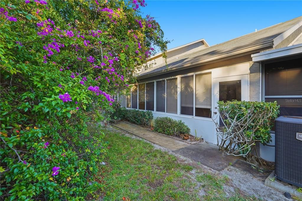 For Sale: $275,000 (2 beds, 2 baths, 1100 Square Feet)