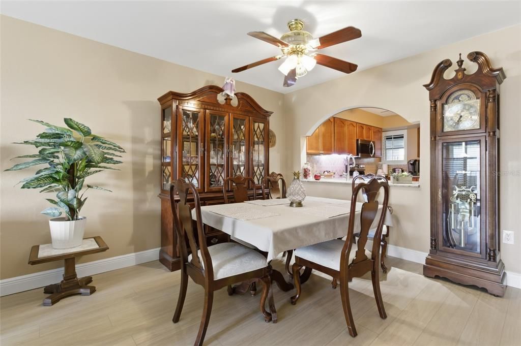 待售: $299,000 (3 贝兹, 3 浴室, 1676 平方英尺)