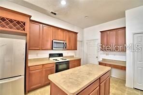 For Rent: $2,800 (5 beds, 3 baths, 2709 Square Feet)