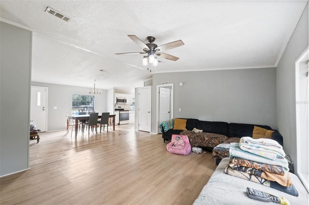 待售: $229,900 (3 贝兹, 2 浴室, 1296 平方英尺)