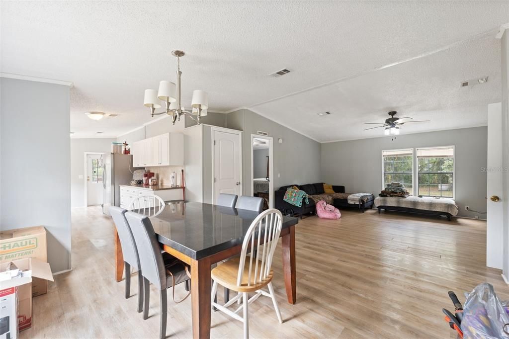 待售: $229,900 (3 贝兹, 2 浴室, 1296 平方英尺)