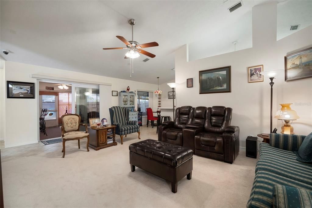 合同活跃: $435,000 (4 贝兹, 2 浴室, 2002 平方英尺)