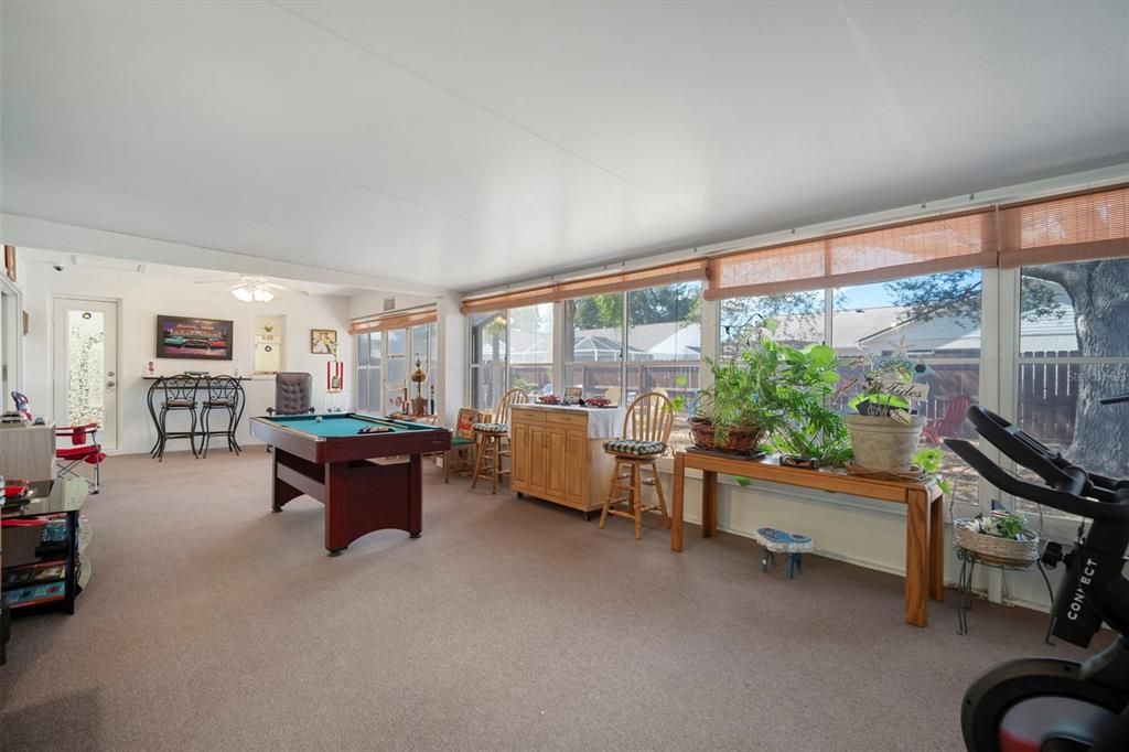 合同活跃: $435,000 (4 贝兹, 2 浴室, 2002 平方英尺)