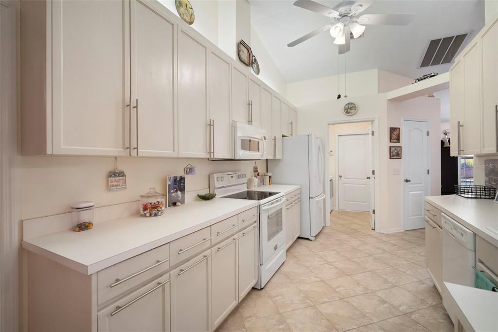 合同活跃: $435,000 (4 贝兹, 2 浴室, 2002 平方英尺)