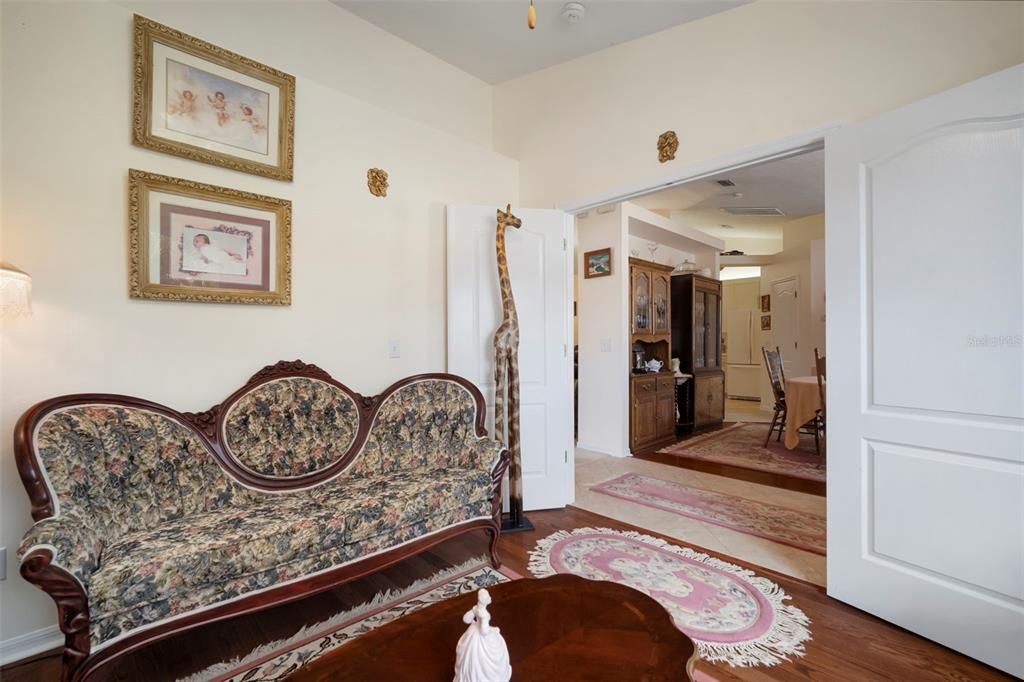 合同活跃: $435,000 (4 贝兹, 2 浴室, 2002 平方英尺)