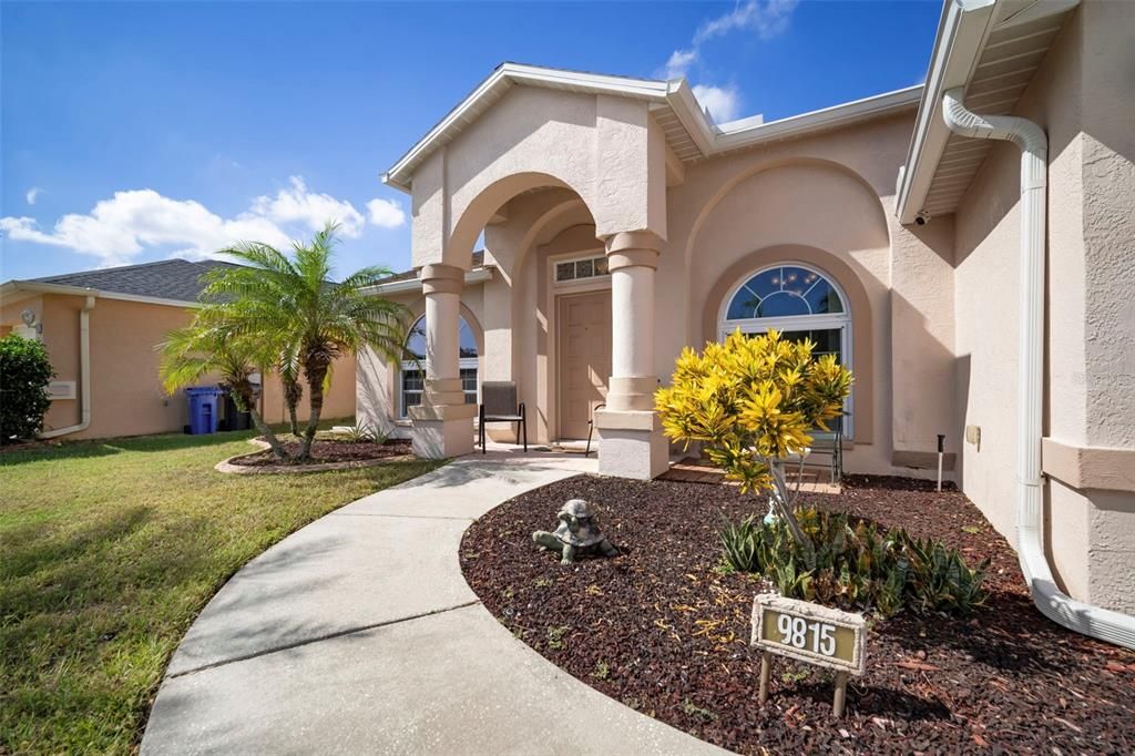 合同活跃: $435,000 (4 贝兹, 2 浴室, 2002 平方英尺)