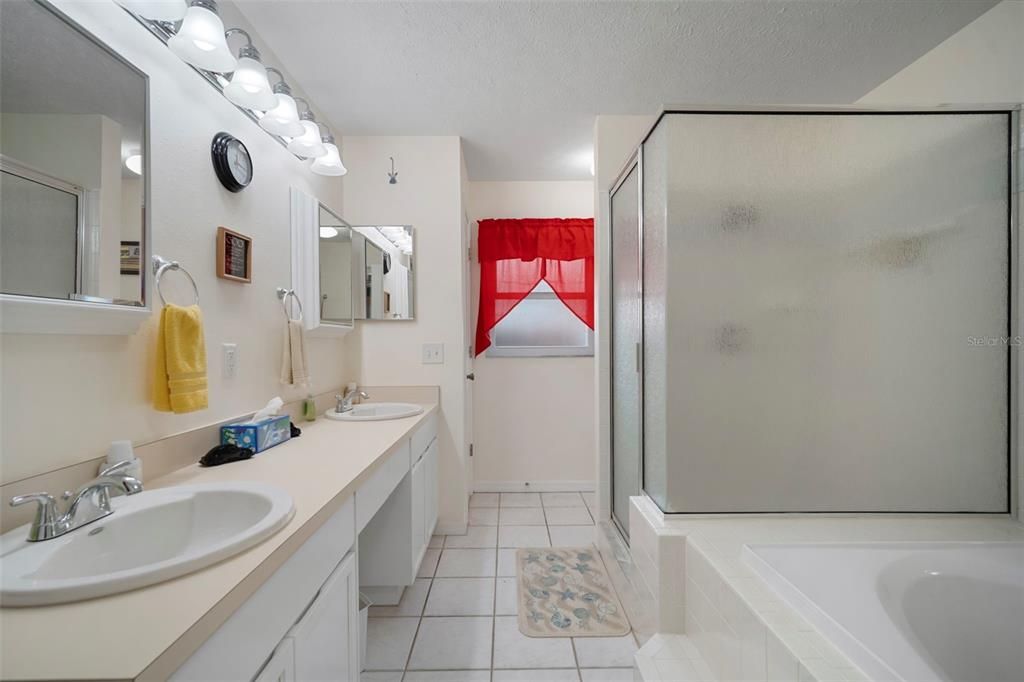 合同活跃: $435,000 (4 贝兹, 2 浴室, 2002 平方英尺)