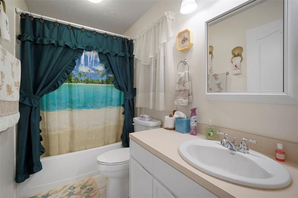 合同活跃: $435,000 (4 贝兹, 2 浴室, 2002 平方英尺)