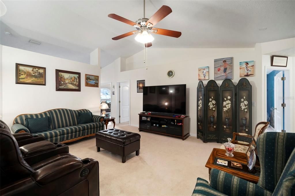 合同活跃: $435,000 (4 贝兹, 2 浴室, 2002 平方英尺)