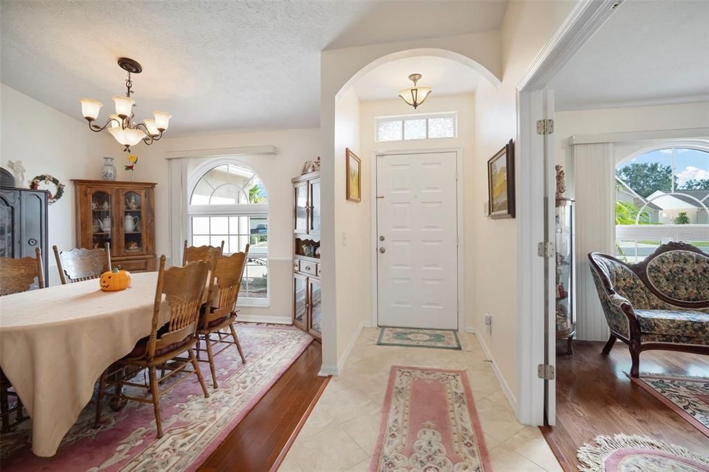 合同活跃: $435,000 (4 贝兹, 2 浴室, 2002 平方英尺)