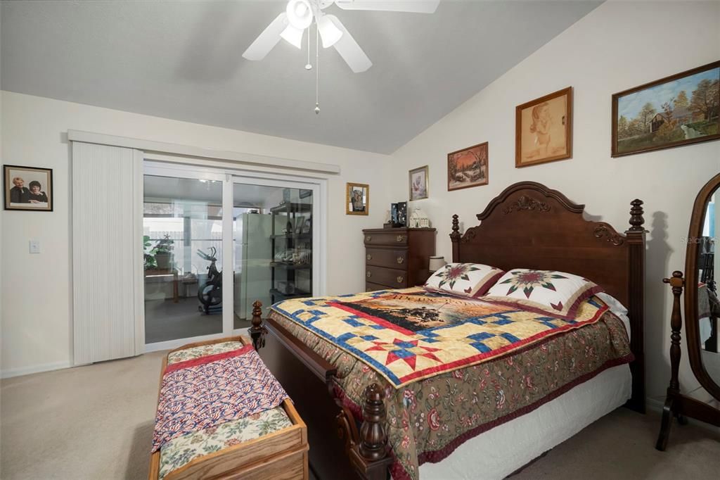 合同活跃: $435,000 (4 贝兹, 2 浴室, 2002 平方英尺)