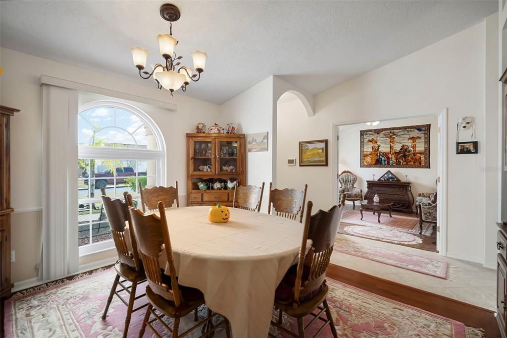 合同活跃: $435,000 (4 贝兹, 2 浴室, 2002 平方英尺)