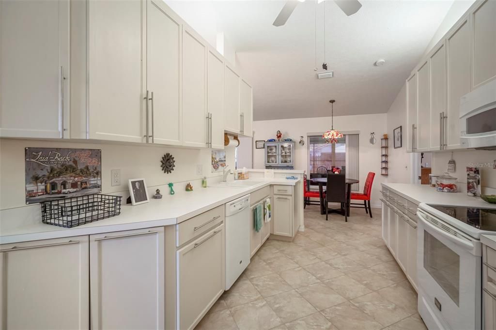 合同活跃: $435,000 (4 贝兹, 2 浴室, 2002 平方英尺)