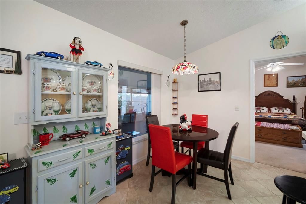 合同活跃: $435,000 (4 贝兹, 2 浴室, 2002 平方英尺)