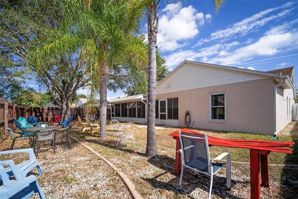 合同活跃: $435,000 (4 贝兹, 2 浴室, 2002 平方英尺)